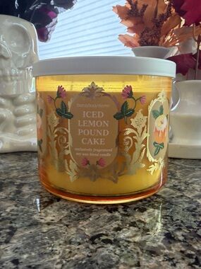 Bath & Body Works Iced Lemon Pound Cake 3-Wick Candle - Yellow